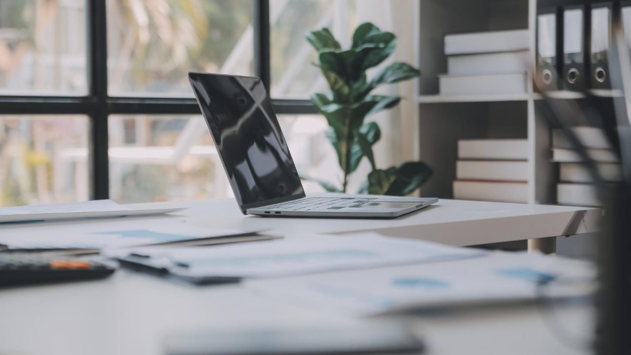 Bureau avec retour : comment bien choisir son bureau en L pour un poste de travail efficace ?