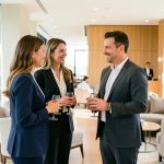 Deux femmes et deux hommes échangent dans un espace professionnel moderne, élégant et lumineux.